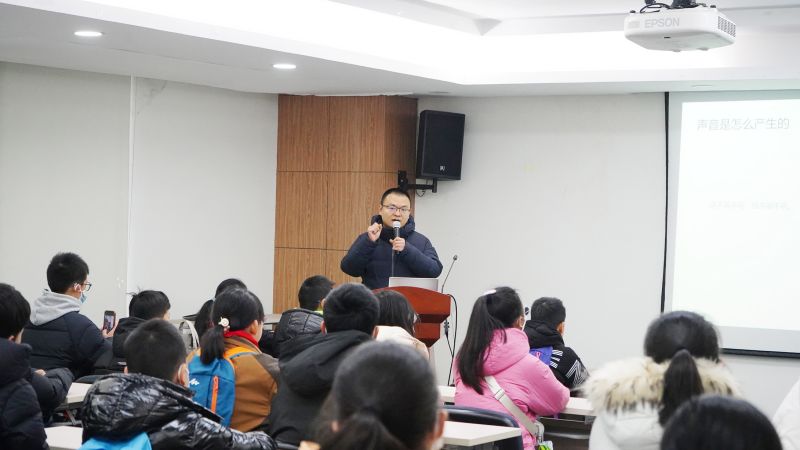 講座中,聲學(xué)專(zhuān)家辜磊與學(xué)生們進(jìn)行互動(dòng)交流