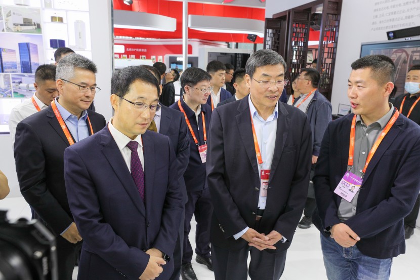 江蘇省委常委、常務(wù)副省長(zhǎng)馬欣,蘇州市委副書記、市長(zhǎng)吳慶文參觀清聽聲學(xué)展區(qū)