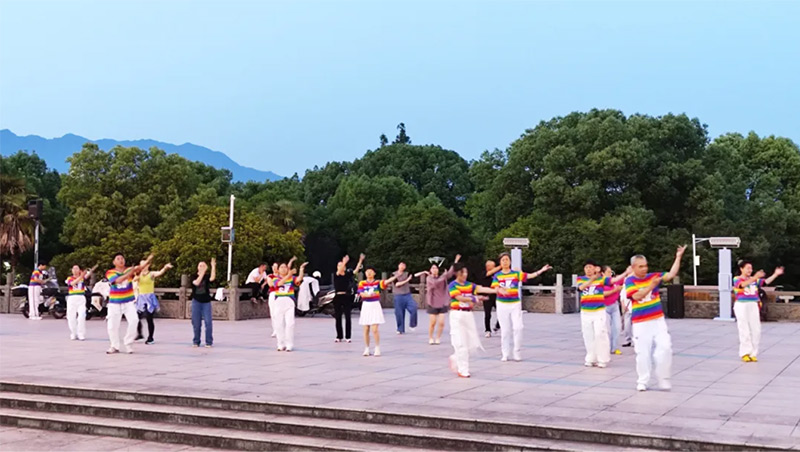 智能廣場舞設(shè)備，跳舞不擾民！